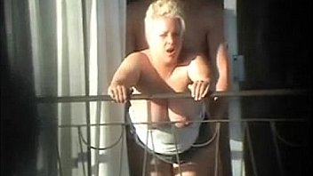 Сосед по комнатке мастурбирует молодому парню в ванной комнате фаллос и ласкает рукой его зад